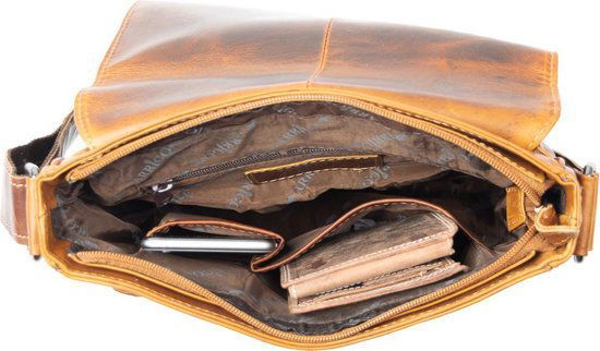 Bruine schoudertas gewaxet leer met een overslag klep en twee - Arrigo.nl