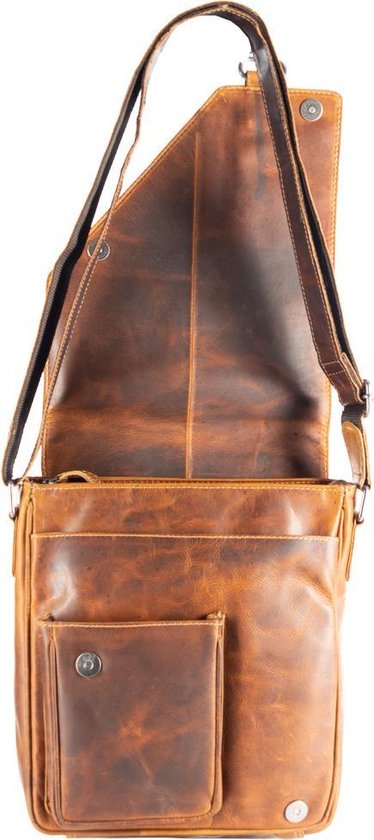 Bruine schoudertas gewaxet leer met een overslag klep en twee - Arrigo.nl