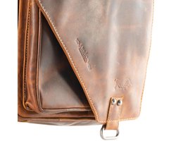 Bruine schoudertas gewaxet leer met een overslag klep en twee - Arrigo.nl