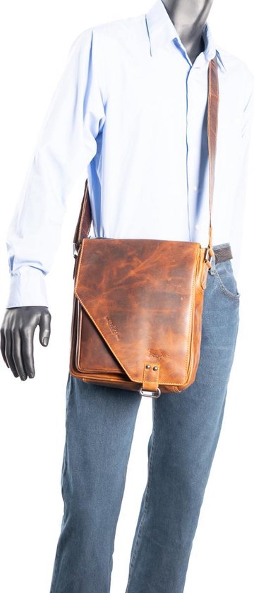 Bruine schoudertas gewaxet leer met een overslag klep en twee - Arrigo.nl
