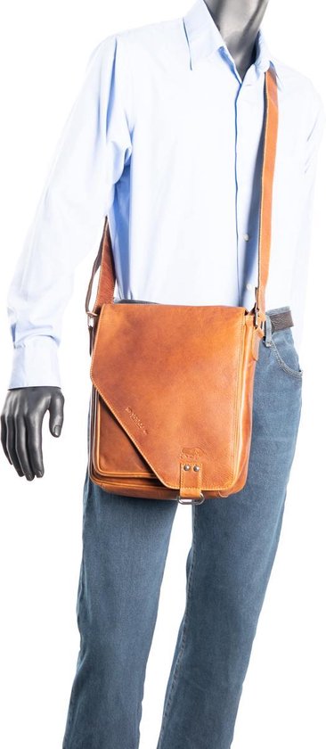Cognac schoudertas leer met een overslag klep en twee magneetsluitingen - Arrigo Leather Goods