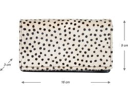 Cognackleurige damesportemonnee van echt leer met dierenprint en anti-skim bescherming - Arrigo.nl