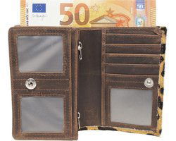 Kleine damesportemonnee van lichtbruin leer met dierenprint en RFID-bescherming - Arrigo.nl