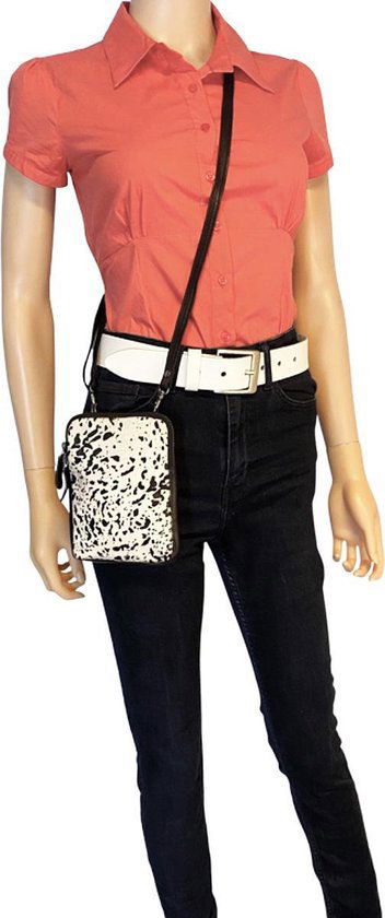 Leren Telefoontasje voor Dames met Verstelbare Schouderband in Zwart met Dierenprint - Arrigo.nl