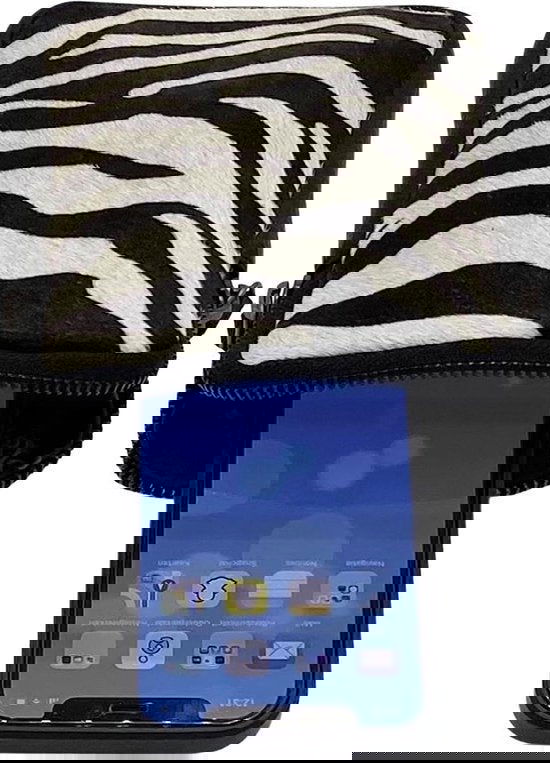 Leren Telefoontasje voor Dames met Verstelbare Schouderband in Zwart met Zebra Print - Arrigo.nl