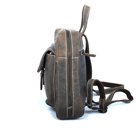 Rugtas van donkerbruin buffelleer deze compacte rugzak heeft verstelbare schouderriemen - Arrigo Leather Goods