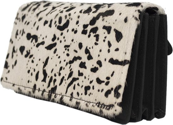 Zwarte damesportemonnee met vacht en anti-skim bescherming in witte zwarte panterprint - Arrigo.nl