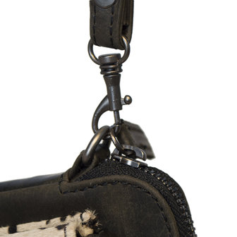 Crossbody schoudertasje van zwart leer met een dierenprint - Arrigo.nl