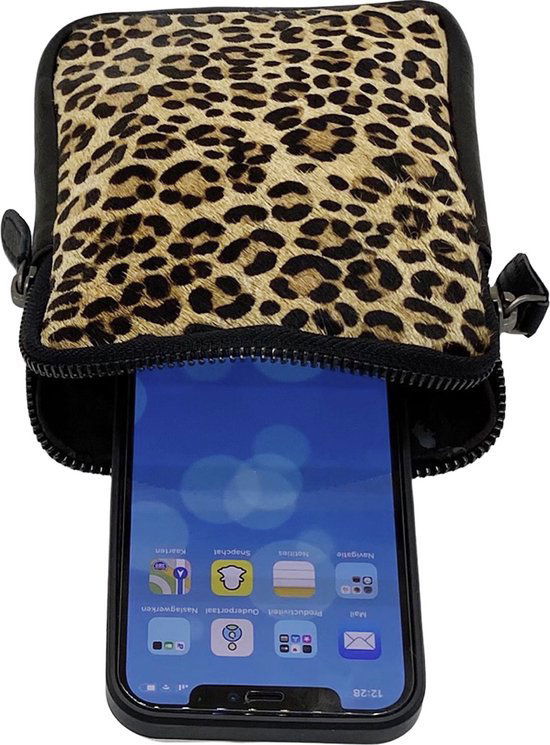 Leren telefoontasje dames met een verstelbare schouderband zwart met tijgerprint - Arrigo.nl